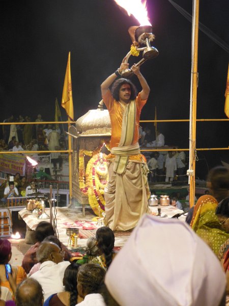 aarti aan ganges.jpg - Ganga aarti ceremonie.
